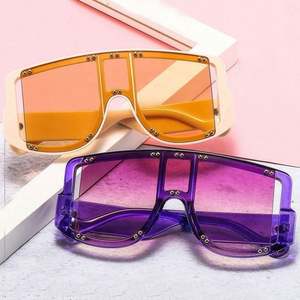 Vente flash - Lunettes de soleil tendance personnalisées avec logo, pour femmes et hommes, dégradé, UV400, grande monture, rivets, 2021 - Product Image 2