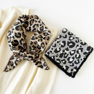Écharpe en coton 70x70cm à imprimé léopard, légère, carrée, accessoire de mode pour femmes, écharpe de cou, accessoire d'été - Product Image 1