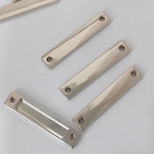 Accesorios para prendas de vestir, logotipo personalizado, 3 x 0.6 cm, etiqueta metálica de aleación de zinc con nombre de marca grabado con láser, etiqueta metálica para hiyab y abaya, para ropa. - Product Image 3