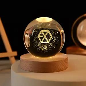 Vente en gros K9 boules de cristal de Noël vierges sculpture intérieure 3D personnalisée petite boule d'ornement en cristal avec base en bois