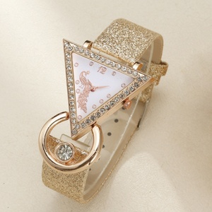 Nuevo Reloj de Pulsera de Moda para Mujer con Esfera de Pavo Real de Cuero Esmerilado con Incrustaciones de Diamantes en Triángulo Invertido, Conjunto de Joyería Casual Transfronterizo de Gran Demanda - Product Image 1