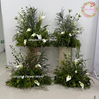 Décoration d'allée de mariage : Arrangements floraux réalistes en verdure artificielle, fausses herbes, orchidées et lys Calla, centres de table