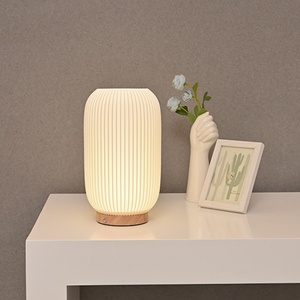 Lámpara de Mesa Decorativa Hecha a Mano con Forma de Linterna, Luminaria China Moderna con Base de Madera para Interiores - Product Image 5
