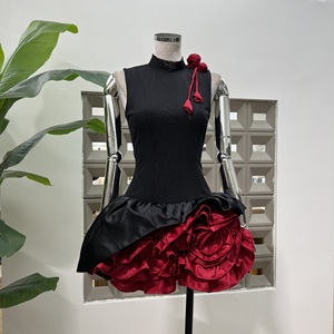 เดรสแฟชั่นผู้หญิงแขนกุด คอตั้ง สีเข้ม แต่งผ้าแบบแพทช์เวิร์ค หลายชั้น ระบายชายกระโปรงแบบไม่สมมาตร - Product Image 2