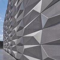 Façades en aluminium de design moderne, murs-rideaux en aluminium, revêtements muraux extérieurs