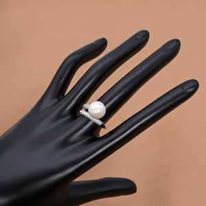 Bague ouverte minimaliste en argent massif S925 avec grande perle blanche de 10-11 mm, finition martelée effet glace pilée, perle de culture authentique - Product Image 6