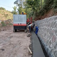 Crawler Self-propelled Curb Slipform Machine One-time Pouring Concrete Road Kerb Stone Machine