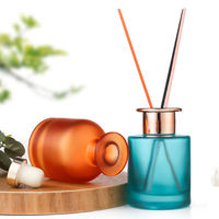 Ensemble diffuseur de roseaux d'aromathérapie de luxe bouteille en verre vide sérigraphiée avec bouchon à vis pour cadeau ou usage domestique
