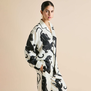 Set Pigiama in Finta Seta con Stampa Pantera Nera, Produzione OEM, Lussuoso Completo in Raso a 2 Pezzi per Donna, Logo Personalizzato - Product Image 4