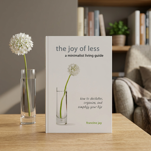 El placer de lo minimalista, de Francine Jay, libro en inglés de bolsillo, libro sobre organización del hogar y estilo de vida - Product Image 2