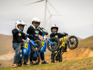 Moto tout-terrain pour enfants avec suspension intégrale, freins à disque hydrauliques, 36v, V1, cadre en aluminium de haute qualité - Product Image 6
