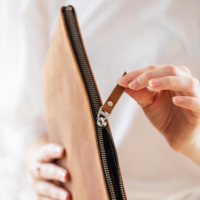 Pochette de maquillage simple à fermeture éclair, grande capacité, en cuir PU avec logo personnalisé et lettres brodées