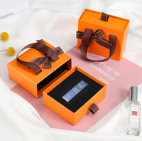 Boîte cadeau en carton rigide personnalisable avec finition mate, poignée, forme sur mesure, revêtement UV, logo personnalisé, éponge