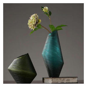 Nouvellement arrivée 2025 vase à fleurs en aluminium fabriqué à la main de qualité supérieure avec des motifs sculptés uniques or et noir - Product Image 1