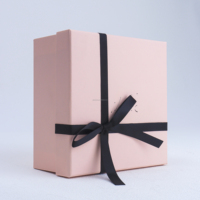 Boîte cadeau rigide finition mate avec nœud en ruban contrastant et impression UV, emballage haut de gamme pour bijoux, parfums, cosmétiques