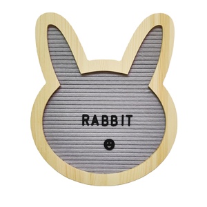 กระดานตัวเลขตัวอักษรทำจากผ้าสักหลาดรูปกระต่ายทำด้วยมือสไตล์โบราณตกแต่งบ้านด้วยกรอบรูปทาสี - Product Image 1