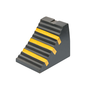 <span class=keywords><strong>Cale</strong></span> <span class=keywords><strong>de</strong></span> <span class=keywords><strong>roue</strong></span> antidérapante 240*170*195mm pour camion, <span class=keywords><strong>moto</strong></span>, voiture et abri <span class=keywords><strong>de</strong></span> voiture avec poignée, fabriquée en caoutchouc massif 100% recyclé, modèle SW-WC15 - Product Image 1