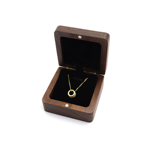 Thủ công mỹ nghệ Vòng cổ bằng gỗ hiển thị trường hợp Walnut vuông hộp đồ trang sức với Laser khắc logo - Product Image 1