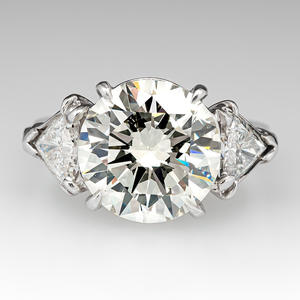 Anello di Fidanzamento F779 in Oro Bianco con Diamante Taglio Brillante Naturale Colore D e Pietre Laterali a Triangolo - Product Image 6