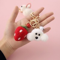 Dessin animé fausse fourrure peluche lapin fraise Teddy poupée doux personnalisé Mini petits animaux jouets avec porte-clés en gros Sleutelhanger