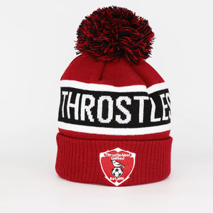 Gorro de Invierno con Emblema de Equipo Deportivo, Diseño Jacquard con Texto y Pompones, para Artículos de Fanáticos y Uso en Días de Partido - Product Image 4