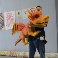 Marionnette de dinosaure bébé animatronique réaliste en métal, contrôlée à la main, design coloré, pour parcs à thème et centres commerciaux