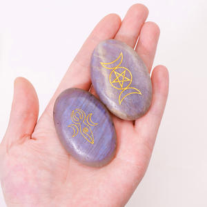 <span class=keywords><strong>Pietra</strong></span> <span class=keywords><strong>di</strong></span> Massaggio in <span class=keywords><strong>Pietra</strong></span> <span class=keywords><strong>di</strong></span> <span class=keywords><strong>Luna</strong></span> Naturale <span class=keywords><strong>Blu</strong></span> con Riflessi Grigi, con Simbolo della Tripla <span class=keywords><strong>Luna</strong></span>, Ovale, per Yoga e Decorazione Casa - Product Image 3