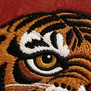 カスタムレッドレザーバーシティジャケット メンズ カスタムトレンド タオルパッチアップリケ スプレーペイント ダメージ加工 スプライシングスリーブデザイン - Product Image 4