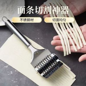 Cortador de fideos manual de acero inoxidable para uso doméstico en la cocina con ajustes de ancho regulables - Product Image 4