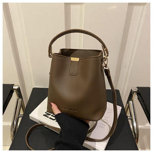 Bolso tipo cubo a la moda para mujer, bolso de hombro inclinado de cuero PU a la moda, bolso tipo cubo minimalista informal para mujer para uso diario - Product Image 3
