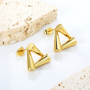 Boucles d'oreilles tendance personnalisées en acier inoxydable plaqué or 18 carats, motif géométrique triangulaire, étanches, pour femmes - Product Image 3