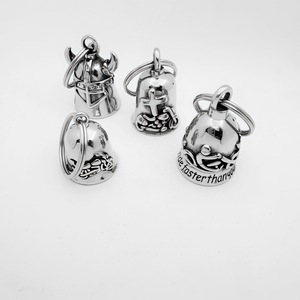 Llavero de acero de titanio estilo motocicleta retro con calavera y campana de la suerte para motociclistas, ideal para el comercio transfronterizo y la calle. - Product Image 1