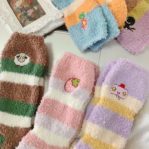 Calcetines de media pantorrilla gruesos con bordado de dibujos animados de lana coralina para uso doméstico, para dormir y para el suelo, cálidos para otoño e invierno para mujer - Product Image 2