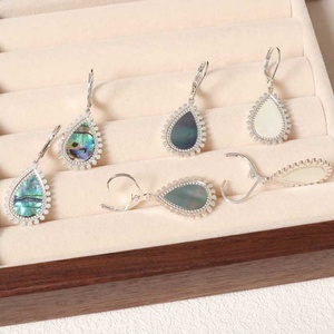 Pendientes de gota de agua de acero inoxidable, colgante de concha Natural Chapado en plata, ajuste de garra, informal/deportivo, nuevo diseño de moda para fiesta - Product Image 1