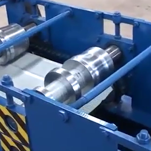 Machine de formage à rouleaux pour gouttières en acier métallique avec moteur et engrenage pour la production de coudes de gouttières et de gouttières de pluie - Product Image 5