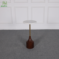 Table basse d'angle moderne de luxe avec base en bois et plateau en marbre rond de style nordique pour le salon