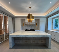 Cuisine moderne de luxe sur mesure, armoires blanches laquées style Shaker avec grand îlot en marbre pour projet de villa