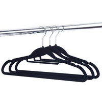 Cintre de luxe personnalisé en velours floqué noir antidérapant pour manteaux et costumes, cintre en velours