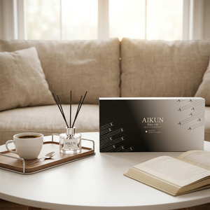 ชุดน้ำหอมปรับอากาศแบบก้านไม้หอม กลิ่นอำพันซีดาร์ บรรจุในกล่องพรีเมียมสีดำทรงกลมใส ขนาด 150 มล. ยี่ห้อ Aikun Hotel Client รุ่น IP16 พร้อมโลโก้สั่งทำพิเศษ สำหรับห้องนั่งเล่น - Product Image 1