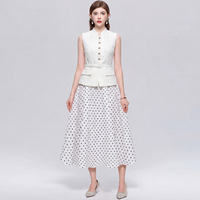 Robe d'été élégante pour femme, col montant, boutonnée sur le devant, avec ceinture à la taille, sans manches, effet deux pièces, à pois