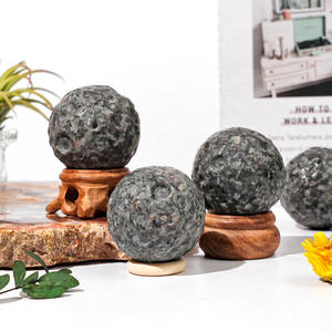 도매 천연 에너지 스톤 조각 크리스탈 볼 공예품 UV 반응 요퍼라이트 문 크리스탈 구체 조각 장식용 - Product Image 4