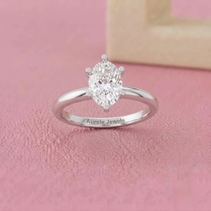 Anillo de Compromiso Solitario con Diamante de Corte Ovalado de Seis Puntas en Banda de Oro Clásica Lisa para Joyería Fina Atemporal - Product Image 1