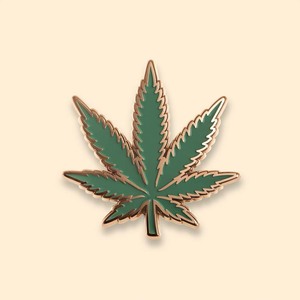 Kualitas tinggi kustom logam gulma daun logam Enamel topi Lapel pin massal - Product Image 5