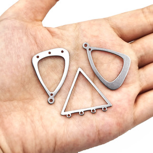 Connecteur de boucles d'oreilles géométrique en acier inoxydable, triangle creux pour la fabrication de boucles d'oreilles, accessoires de bijoux unisexes - Product Image 1