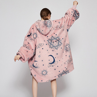 Oversized fabrieksgemaakte draagbare groothandels buiten Sherpa sweatshirt hoodie dekens met mouwen, hooded deken voor volwassen vrouwen