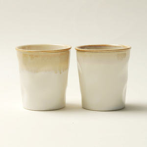 Taza de cerámica hecha a mano con acabado mate y diseño minimalista para uso en hoteles y restaurantes. - Product Image 1