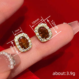 Orecchini a perno dorati E4393 con topazio e diamanti taglio brillante rotondo incastonati a griffe, stile classico da festa per donna - Product Image 6