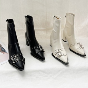 Nouvelles Bottes Courtes Pointues à Boucle Métallique et Semelle Plate Automne Hiver 2025 – Bottes Fines Tendance pour Femme - Product Image 5