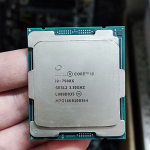 โปรเซสเซอร์เดสก์ท็อป I9 7900X 12 คอร์ 24 เธรด 4.5GHz LGA2066 หน่วยประมวลผลหน่วยความจำสำหรับเวิร์กสเตชันระดับมืออาชีพ การประมวลผล AI I9-7900X LGA2 - Product Image 1
