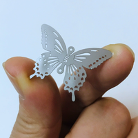 Mini roestvrijstalen holle vlinder libel windgong accessoires reflecterende metalen plakjes voor tuin hangende windspinner